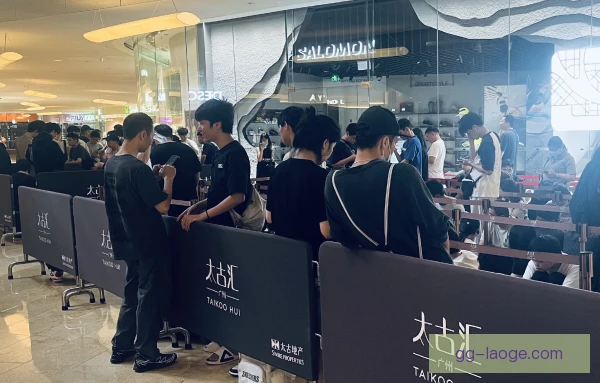 萨洛蒙·龙东在帕丘卡的传接球训练 踩单车过人并非主攻手段